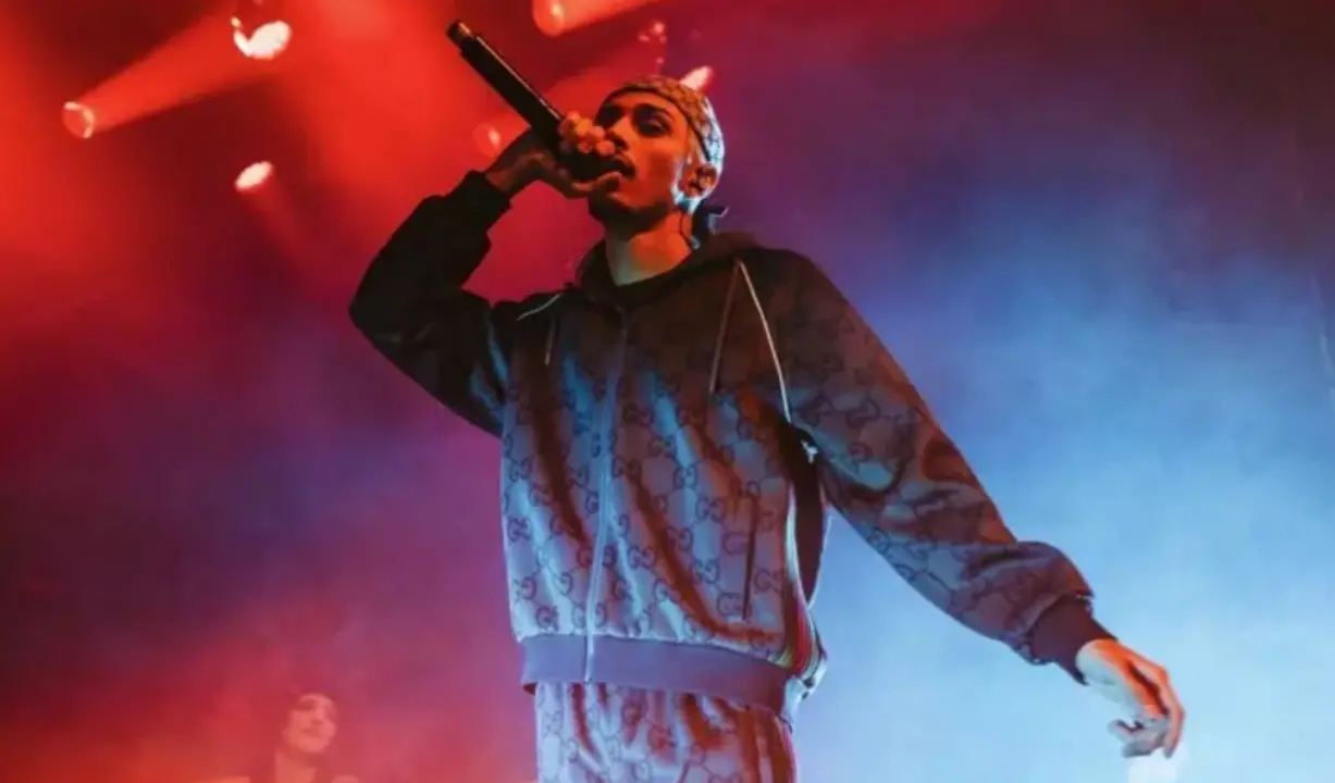 Videochiamata sul palco a Niko Pandetta detenuto in Calabria, indagato il rapper Baby Gang