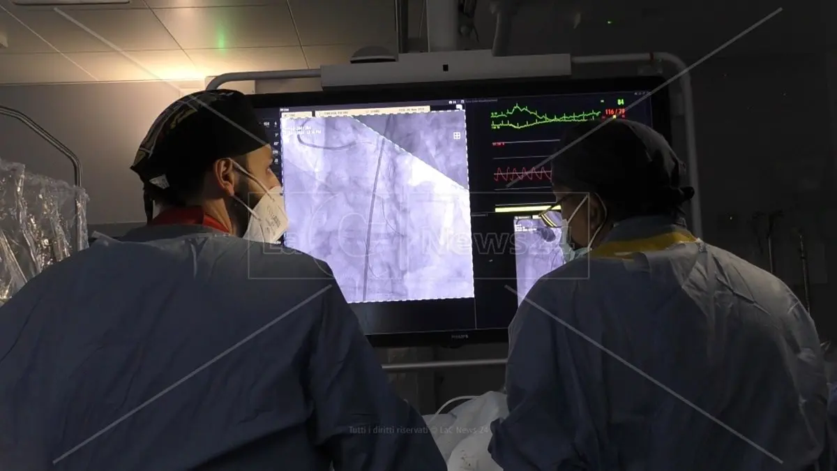 A Cosenza primo impianto di valvola aortica senza bisturi grazie a convenzione con il Gom di Reggio: «Sempre più calabresi potranno curarsi a casa»