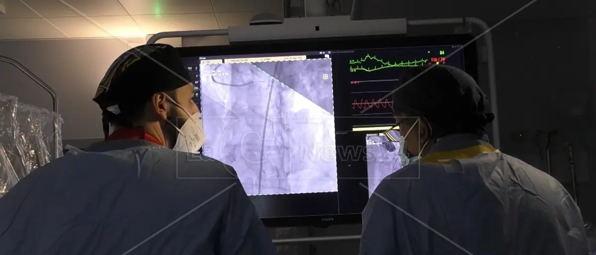 A Cosenza primo impianto di valvola aortica senza bisturi grazie a convenzione con il Gom di Reggio: «Sempre più calabresi potranno curarsi a casa»