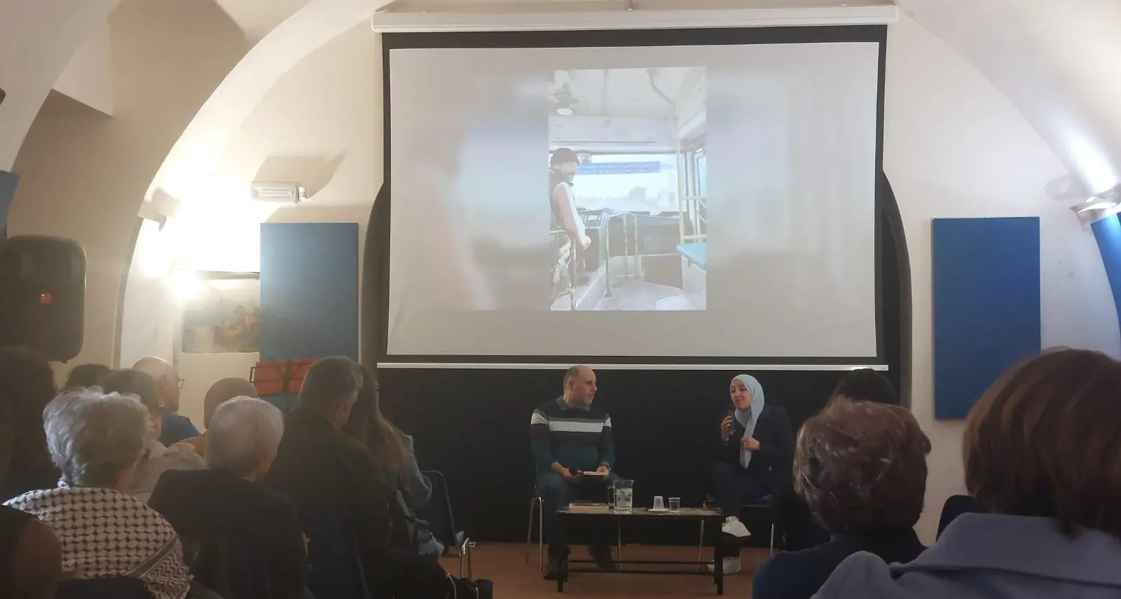 Dalla guerra al silenzio del mare: i sogni spezzati e la voglia di riscatto nella testimonianza di Asmae Dachan 