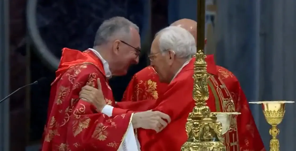 Il cardinale Re a Parolin prima del Conclave: \"Auguri, auguri doppi\"