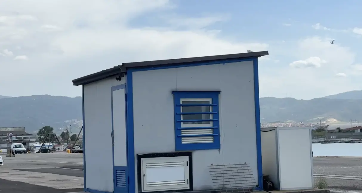 Porto di Schiavonea paralizzato: barche ferme per la chiusura della colonnina di gasolio. I pescatori: «Danni a tutta la filiera»