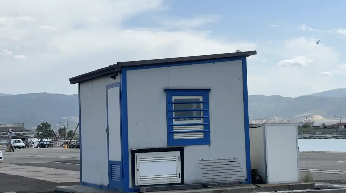 Porto di Schiavonea paralizzato: barche ferme per la chiusura della colonnina di gasolio. I pescatori: «Danni a tutta la filiera»
