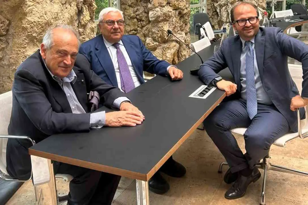 <p>Da sinistra, Luigi Abete, Giuseppe Roma e Giorgio Sotira</p>\\n