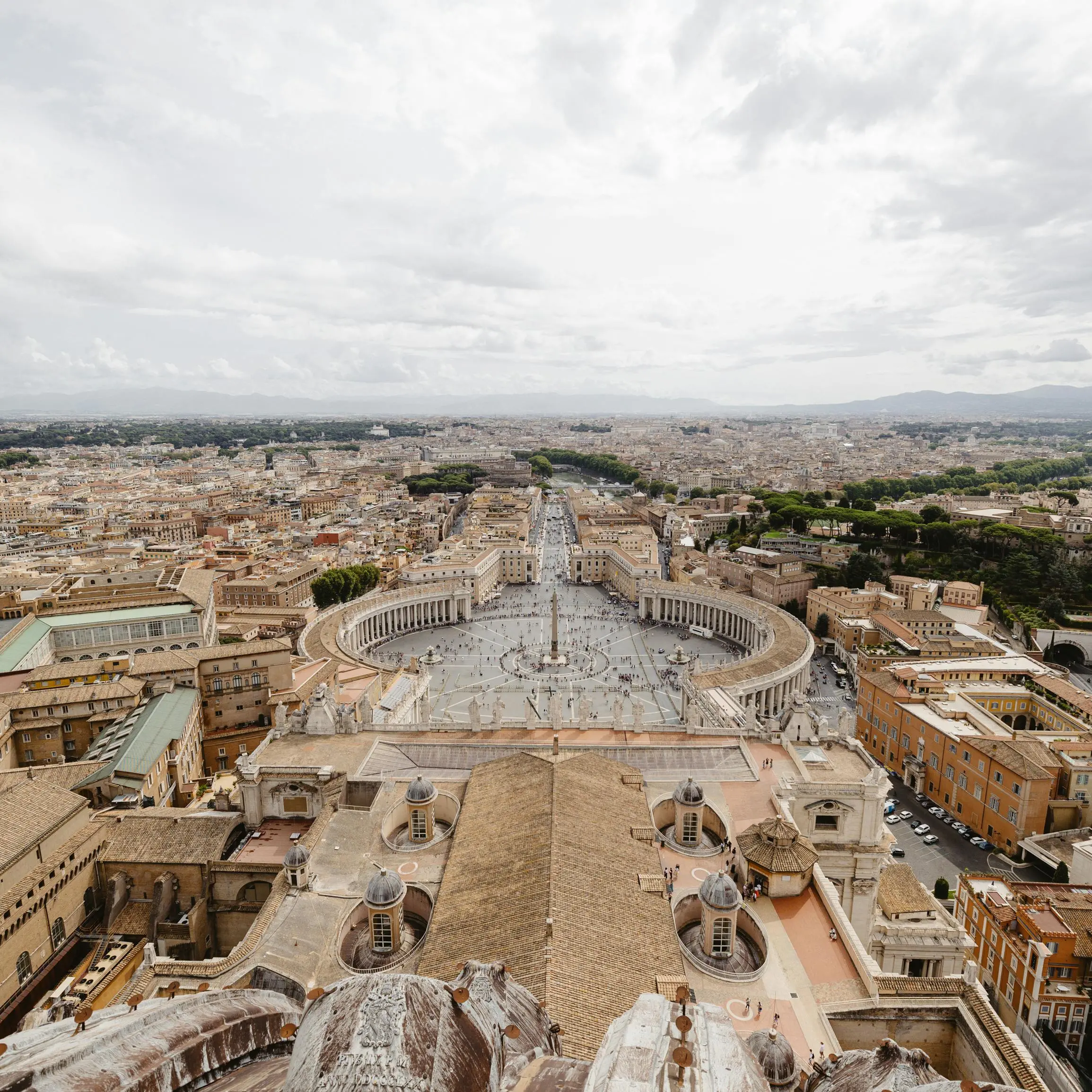 Conclave a tavola: cardinali, principesse e cene segrete nei palazzi della vecchia Roma\n