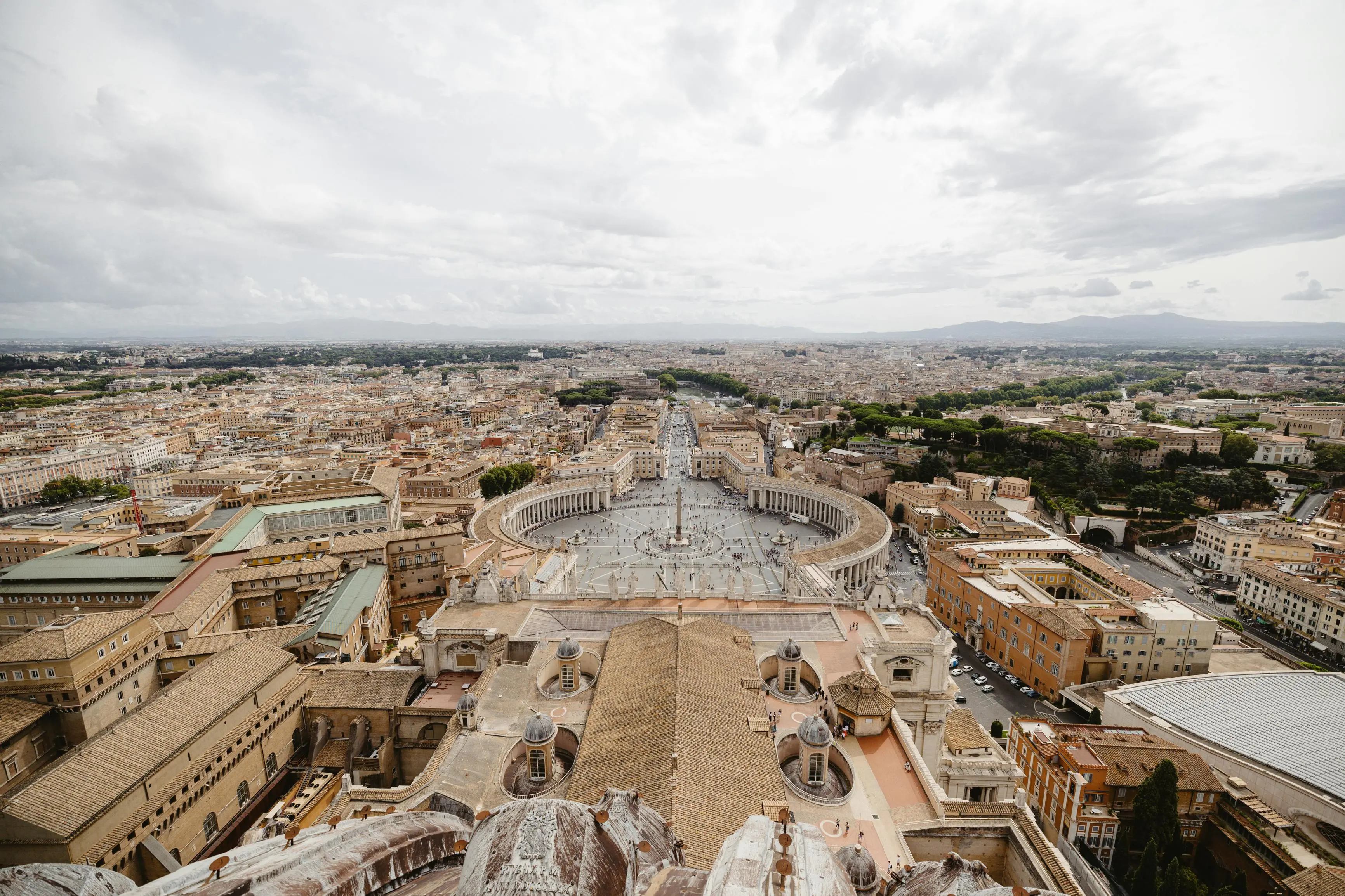 Conclave a tavola: cardinali, principesse e cene segrete nei palazzi della vecchia Roma\n