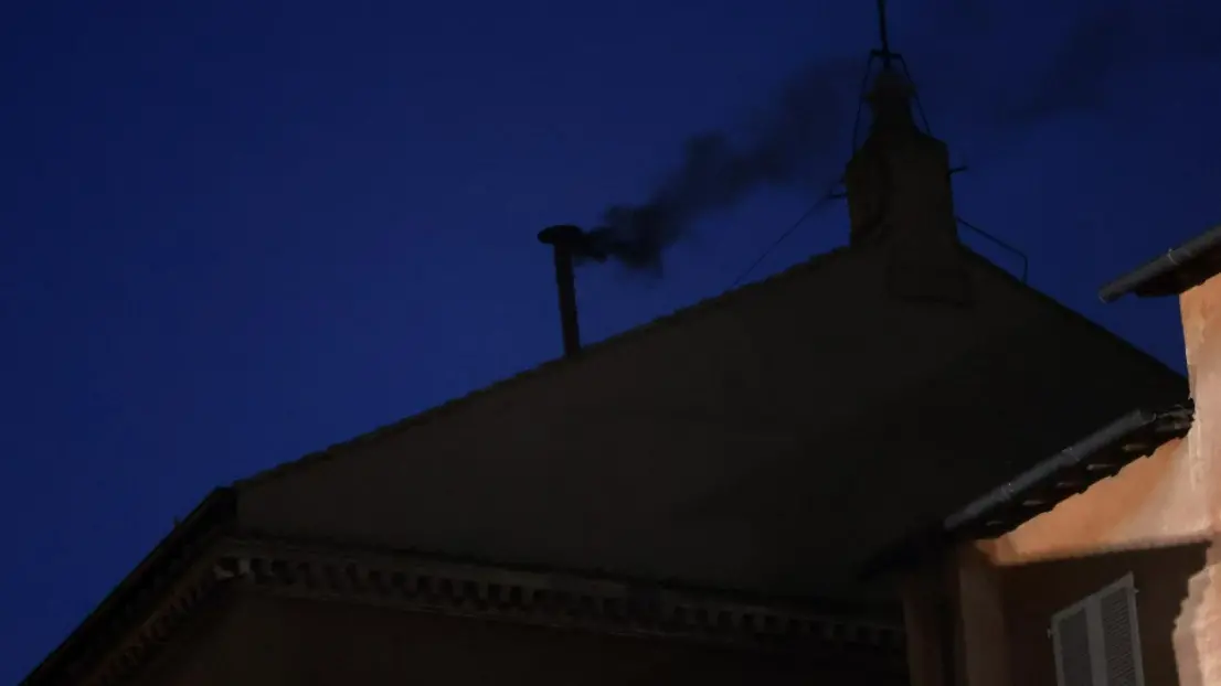 Il conclave continua: è nera la prima fumata sulla Cappella Sistina