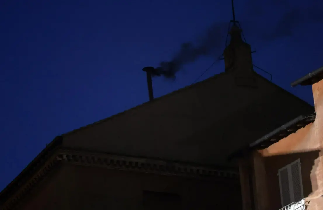 Il conclave continua: è nera la prima\u00A0fumata sulla Cappella Sistina\n