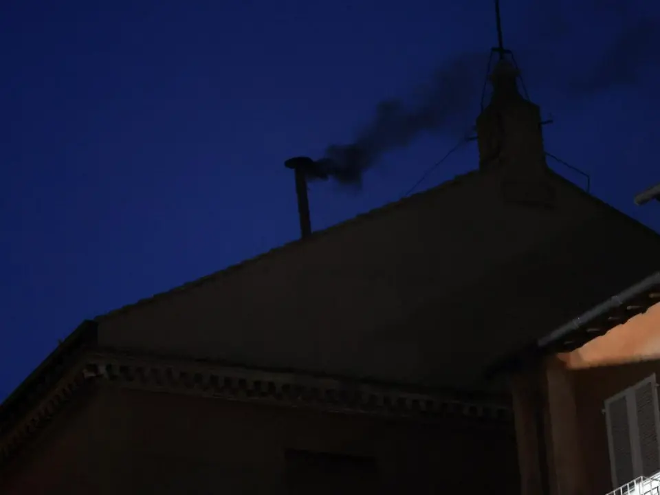 Il conclave continua: è nera la prima fumata sulla Cappella Sistina