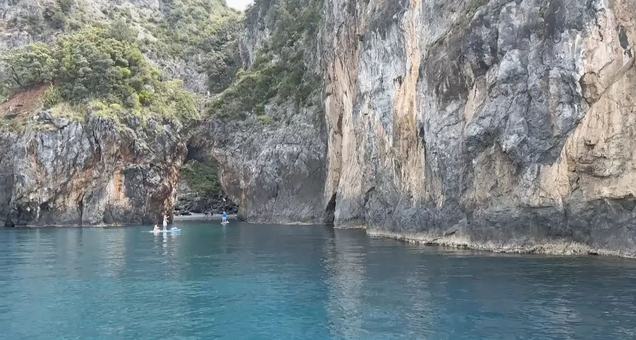 San Nicola\u00A0e Praia conquistano i turisti: «In barca con noi per scoprire un angolo di paradiso»\n