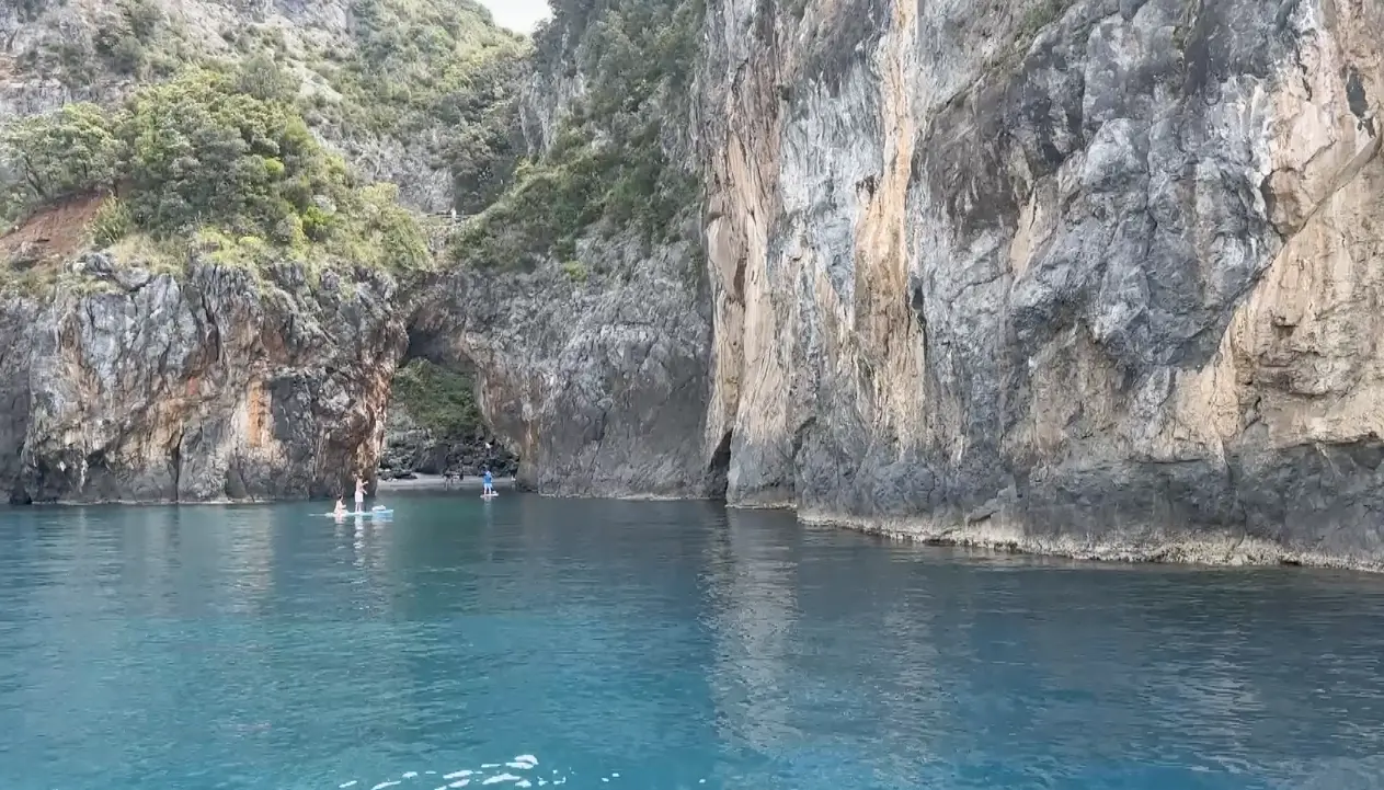San Nicola\u00A0e Praia conquistano i turisti: «In barca con noi per scoprire un angolo di paradiso»\n
