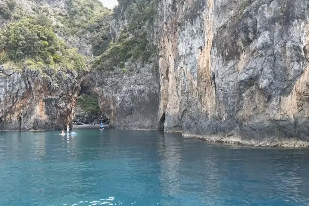 San Nicola\u00A0e Praia conquistano i turisti: «In barca con noi per scoprire un angolo di paradiso»\n