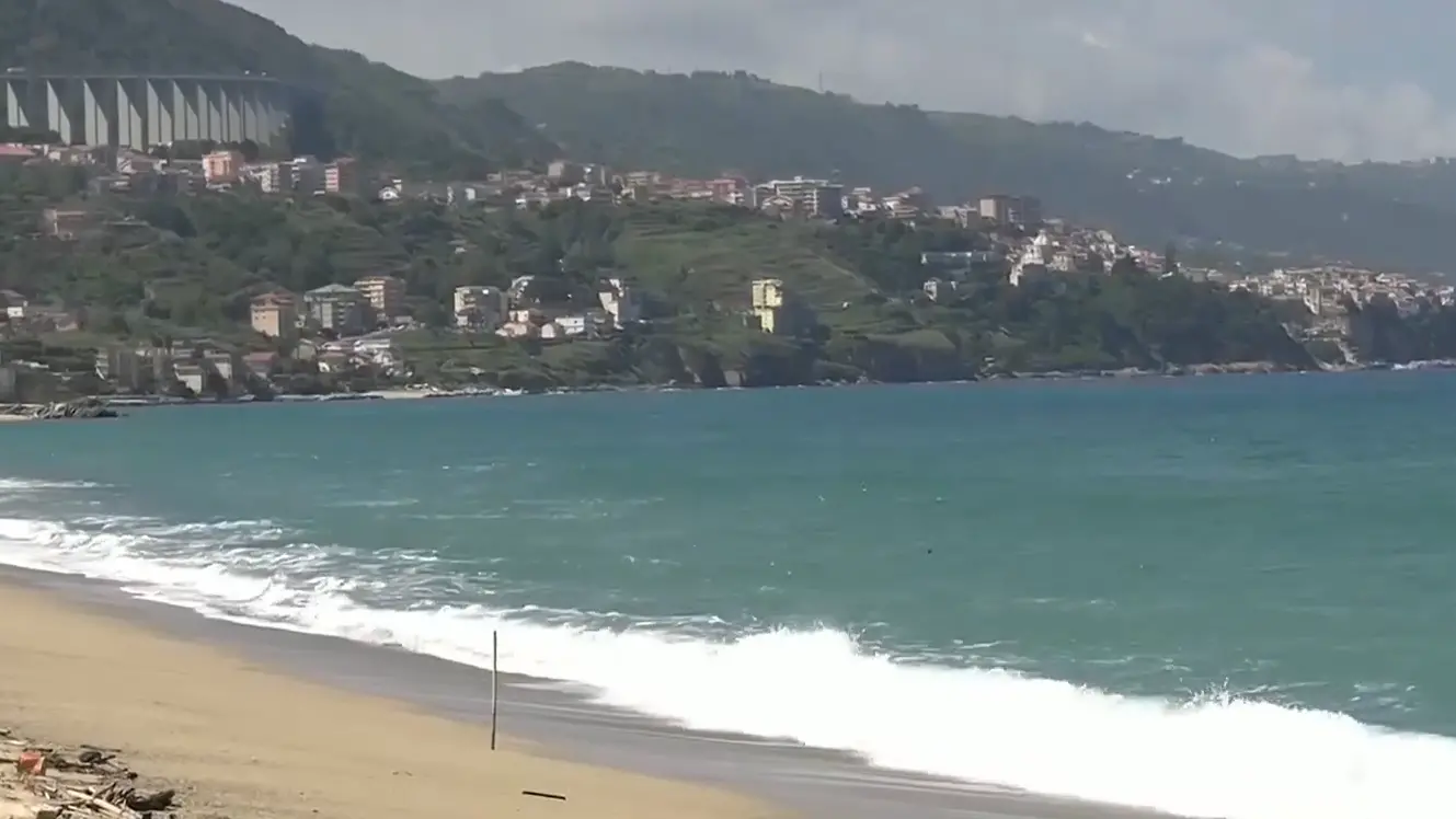 Mare inquinato tra Gizzeria e Pizzo, cittadini e associazioni alzano la voce: «Servono interventi immediati»
