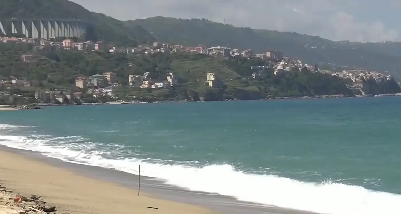 Mare inquinato tra Gizzeria e Pizzo, cittadini e associazioni alzano la voce: «Servono interventi immediati»