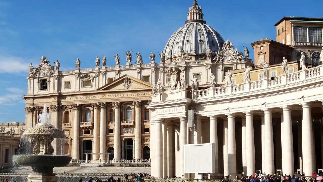 Conclave, al via la seconda giornata. Quattro votazioni e due fumate: ecco cosa è previsto\n