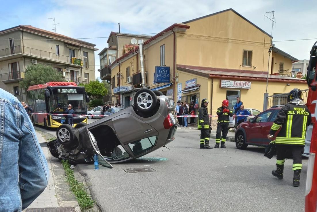 Incidente a Catanzaro, scontro tra due auto a Mater domini: due feriti