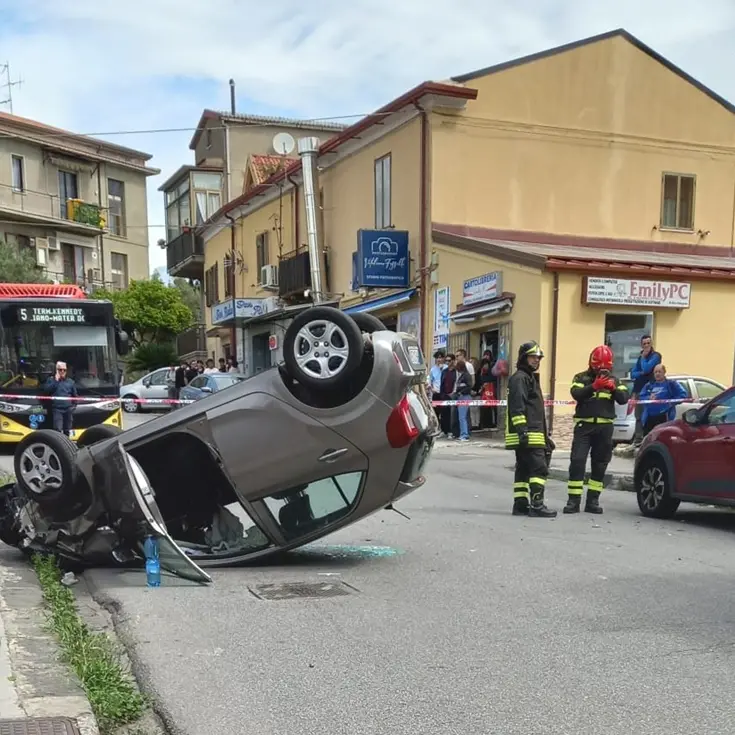 Incidente a Catanzaro, auto si scontra con un’altra e poi si ribalta: due feriti