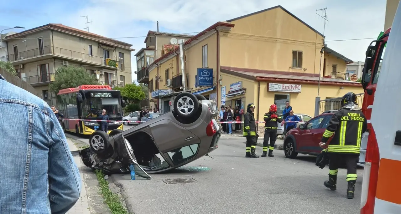 Incidente a Catanzaro, auto si scontra con un’altra e poi si ribalta: due feriti