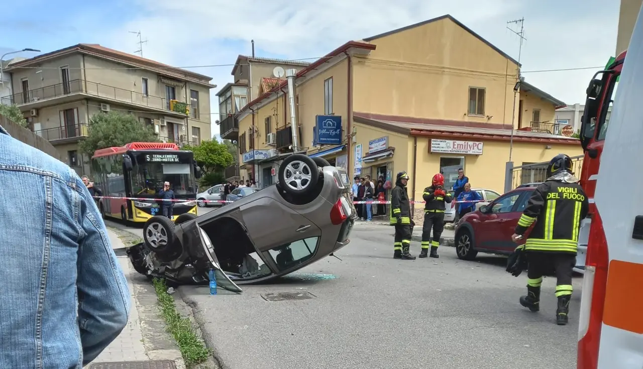 Incidente a Catanzaro, auto si scontra con un’altra e poi si ribalta: due feriti