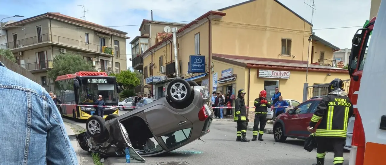 Incidente a Catanzaro, auto si scontra con un’altra e poi si ribalta: due feriti