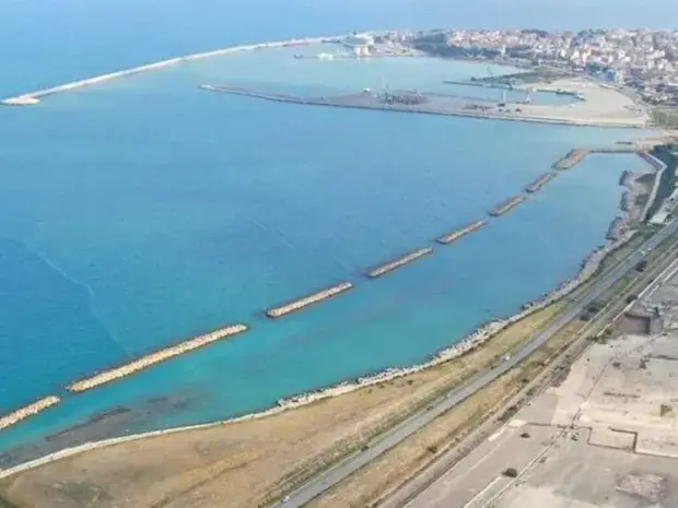 «I rifiuti del Sin di Crotone non si possono smaltire nelle discariche calabresi»: il Tar proroga la sospensiva dell’ordinanza Errigo