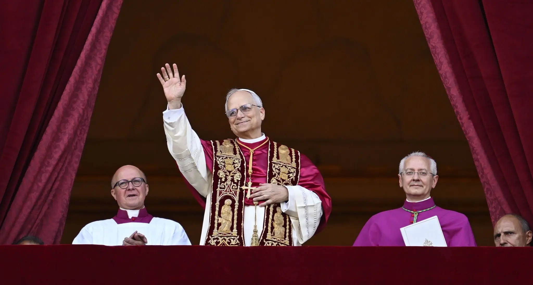 Papa Leone XIV saluta e benedice il mondo: «La pace sia con tutti voi»\n