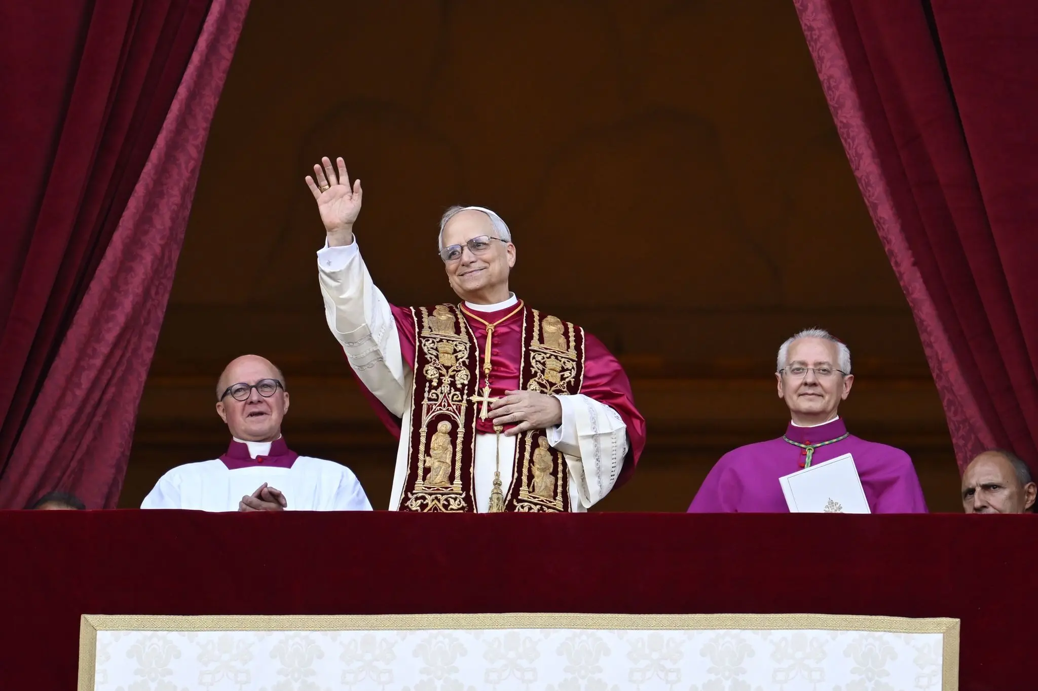Papa Leone XIV saluta e benedice il mondo: «La pace sia con tutti voi»\n