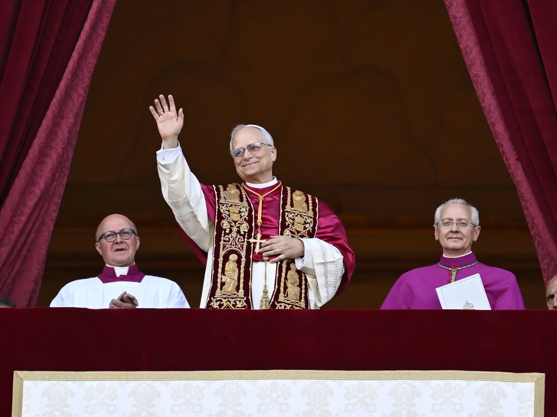 Papa Leone XIV saluta e benedice il mondo: «La pace sia con tutti voi»