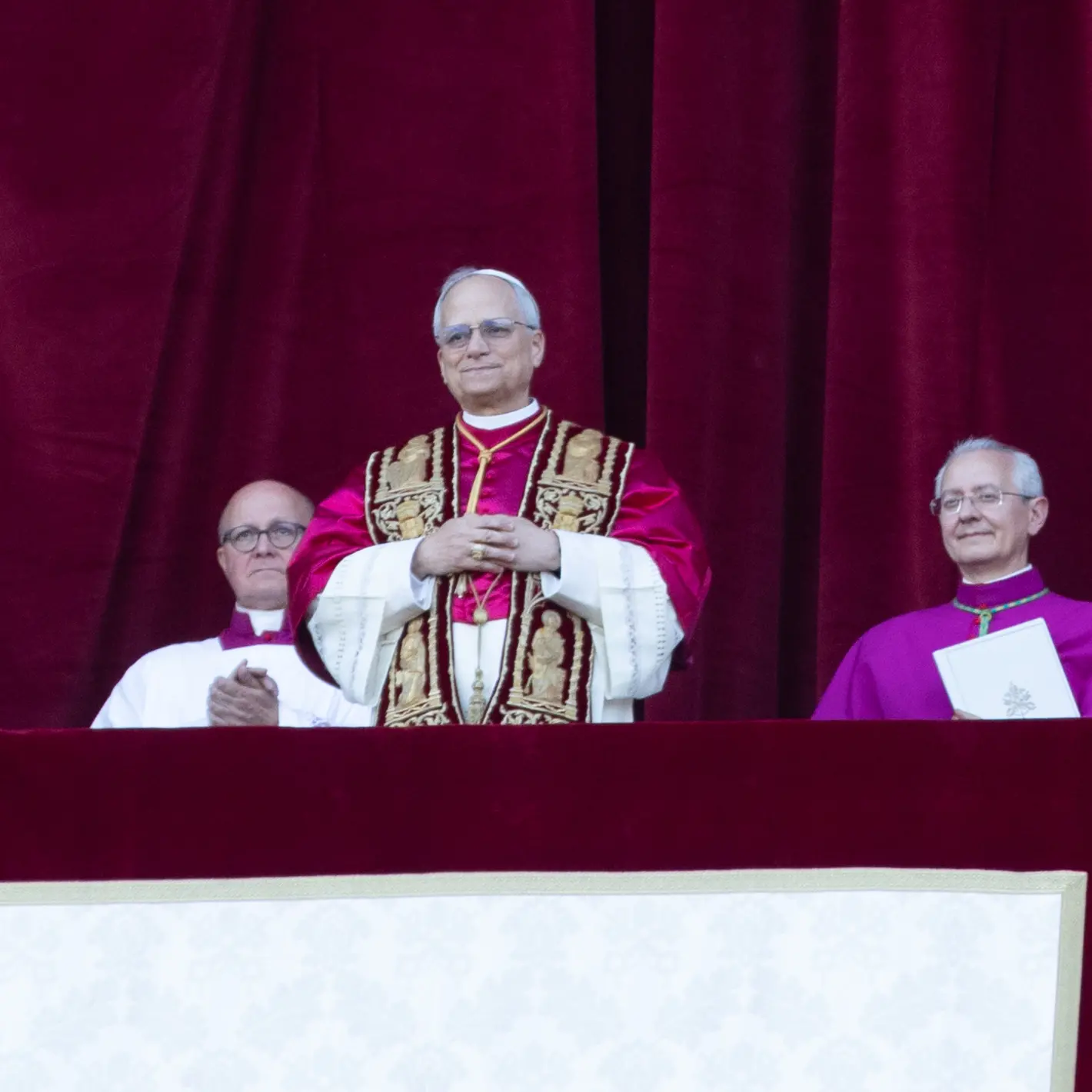 Papa Leone XIV: tradizionale al punto giusto, e una mozzetta rossa ben stirata\n