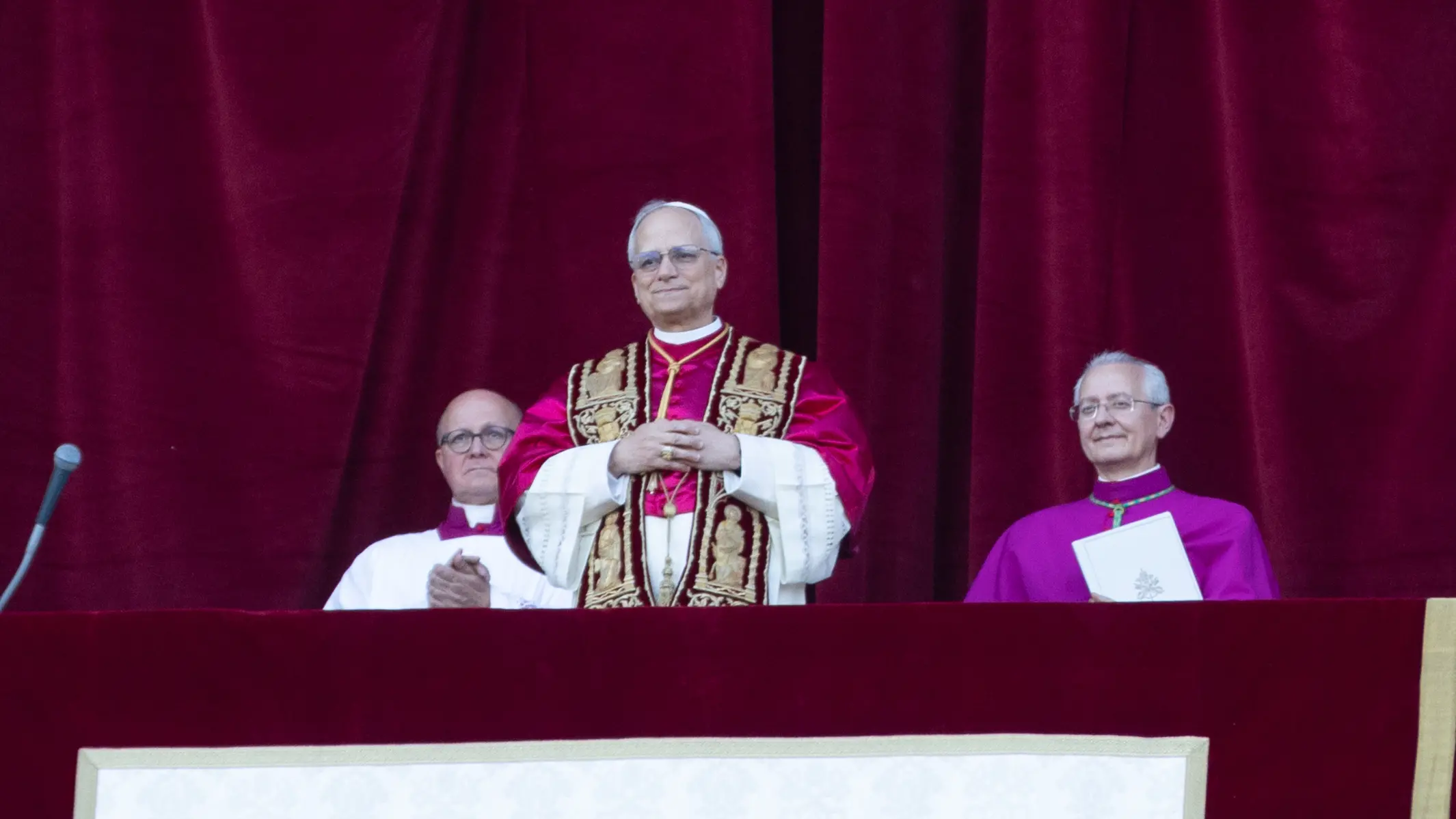 Il nuovo Pontefice Leone XIV si presenta ai fedeli dal loggione della Basilica di San Pietro a Roma , fotogramma