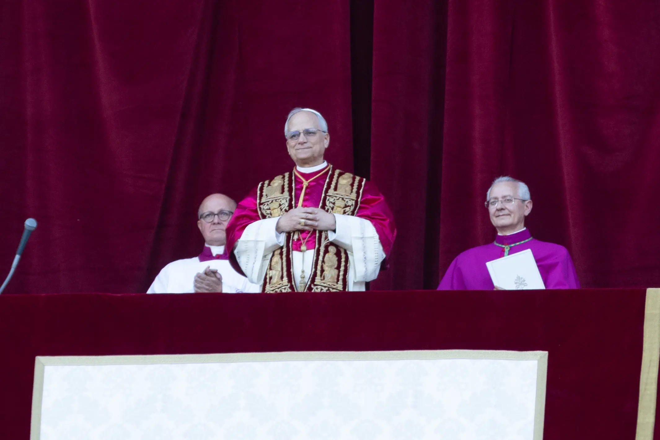 Il nuovo Pontefice Leone XIV si presenta ai fedeli dal loggione della Basilica di San Pietro a Roma , fotogramma