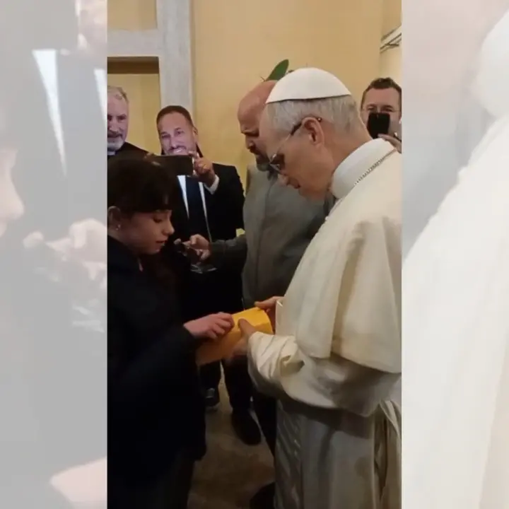 Papa Leone XIV firma la sua prima Bibbia a una ragazzina di origini calabresi