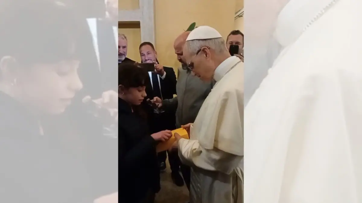 Papa Leone XIV firma la sua prima Bibbia a una ragazzina di origini calabresi