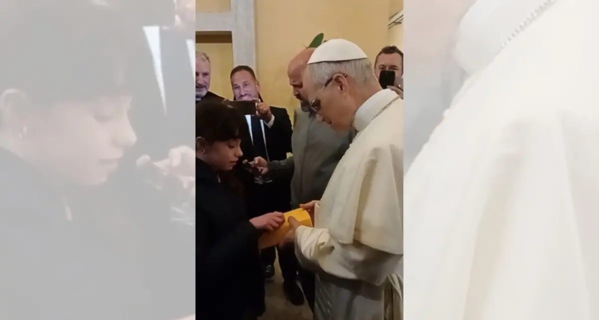 Papa Leone XIV firma la sua prima Bibbia a una ragazzina di origini calabresi
