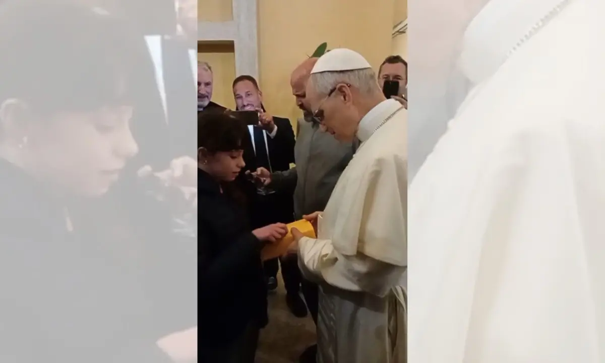 Papa Leone XIV firma la sua prima Bibbia a una ragazzina di origini calabresi