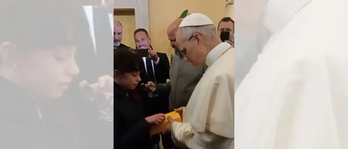 Papa Leone XIV firma la sua prima Bibbia a una ragazzina di origini calabresi