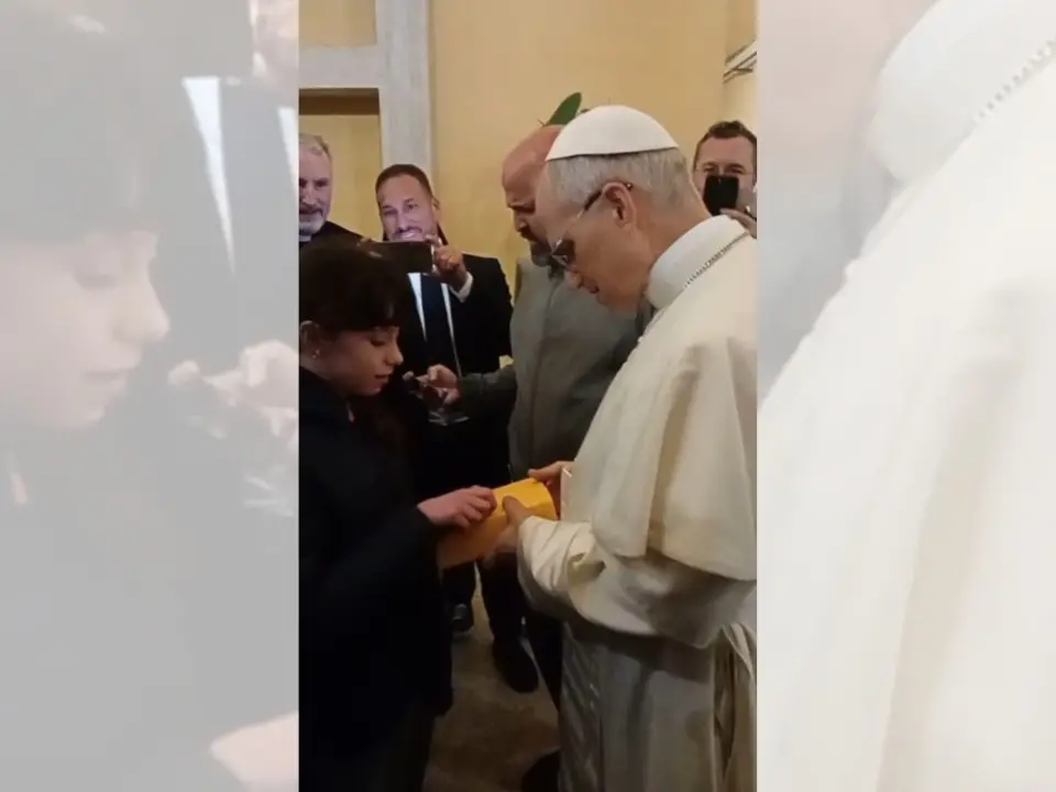 Papa Leone XIV firma la sua prima Bibbia a una ragazzina di origini calabresi