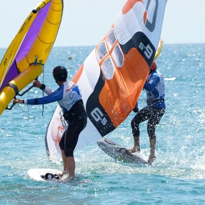 Gizzeria, adrenalina e spettacolo nella seconda tappa del campionato italiano di Wing Foil: trionfa Ernesto De Amicis\n