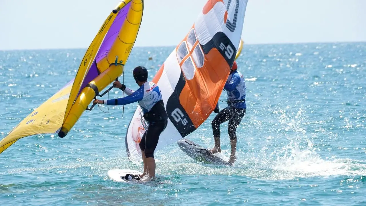 Gizzeria, adrenalina e spettacolo nella seconda tappa del campionato italiano di Wing Foil: trionfa Ernesto De Amicis\n