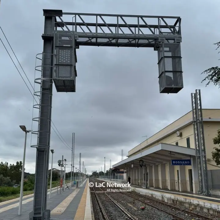 Elettrificazione ferrovia ionica, eppur si muove. Tavernise attacca la Regione: «Consegnati solo la metà dei Blues previsti»\n