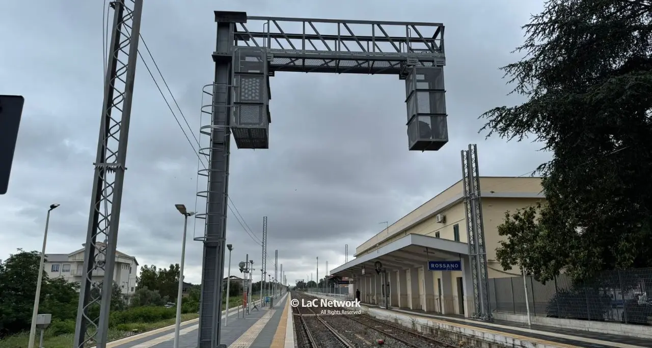 Elettrificazione ferrovia ionica, eppur si muove. Tavernise attacca la Regione: «Consegnati solo la metà dei Blues previsti»\n