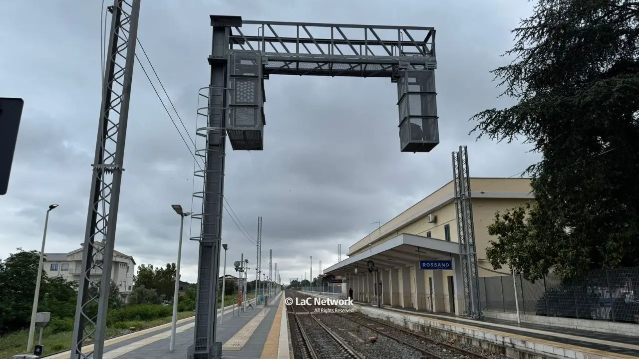 Elettrificazione ferrovia ionica, eppur si muove. Tavernise attacca la Regione: «Consegnati solo la metà dei Blues previsti»\n