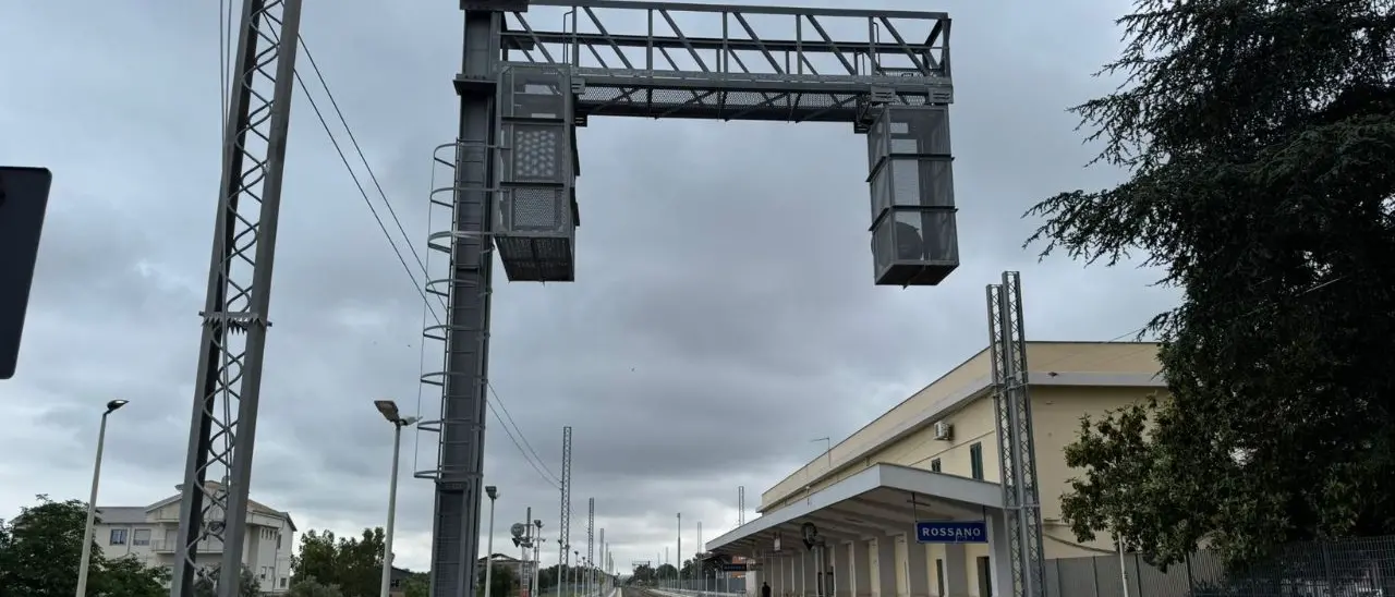 Elettrificazione ferrovia ionica, eppur si muove. Tavernise attacca la Regione: «Consegnati solo la metà dei Blues previsti»\n