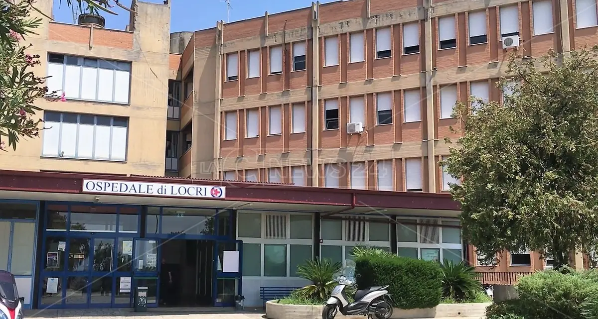 Follia all’ospedale di Locri, un operatore sanitario aggredisce una dottoressa: l'Asp verso un'indagine interna\n