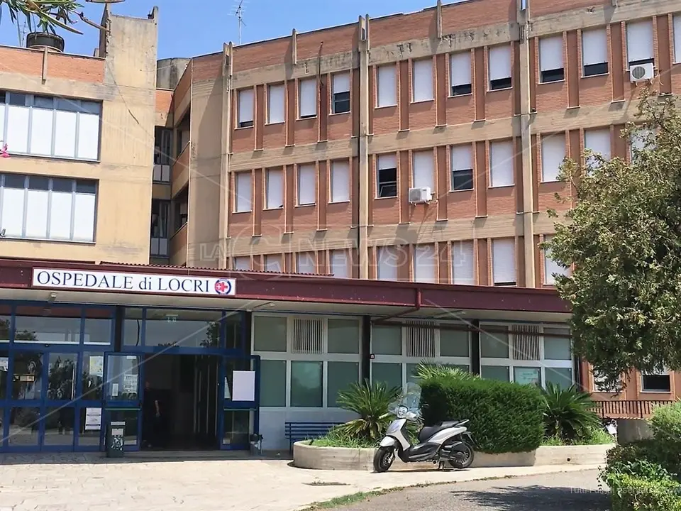 Follia all’ospedale di Locri, un operatore sanitario aggredisce una dottoressa: l'Asp verso un'indagine interna