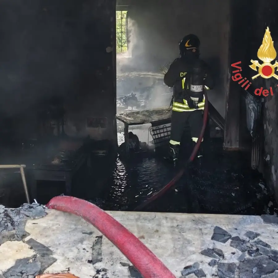 Incendio in una abitazione di\u00A0Amaroni: due persone intossicate dal fumo\n