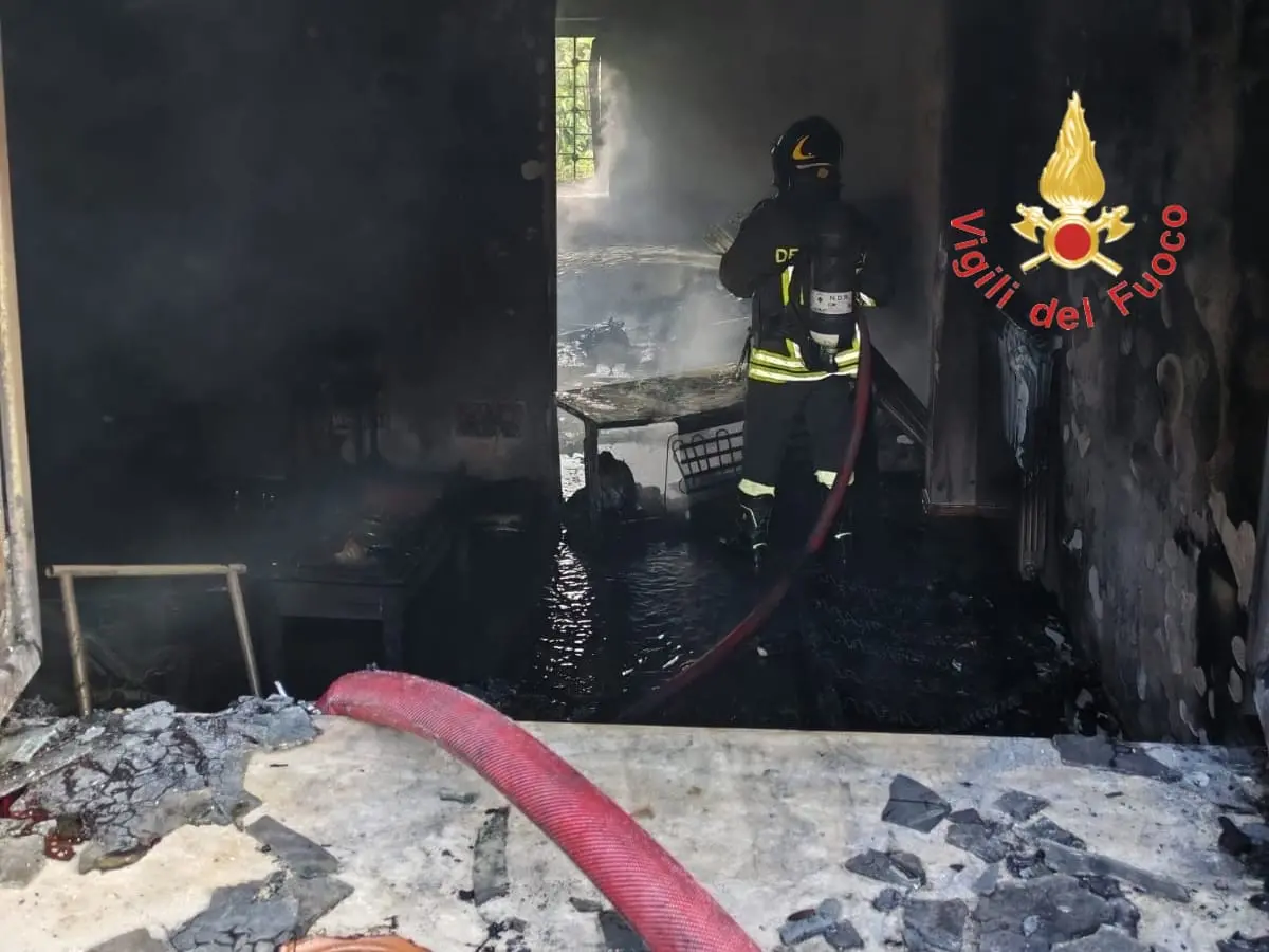 Incendio in una abitazione di\u00A0Amaroni: due persone intossicate dal fumo\n