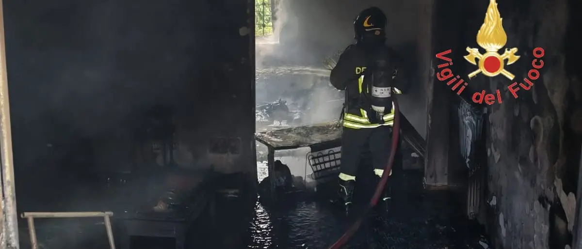 Incendio in una abitazione di\u00A0Amaroni: due persone intossicate dal fumo\n