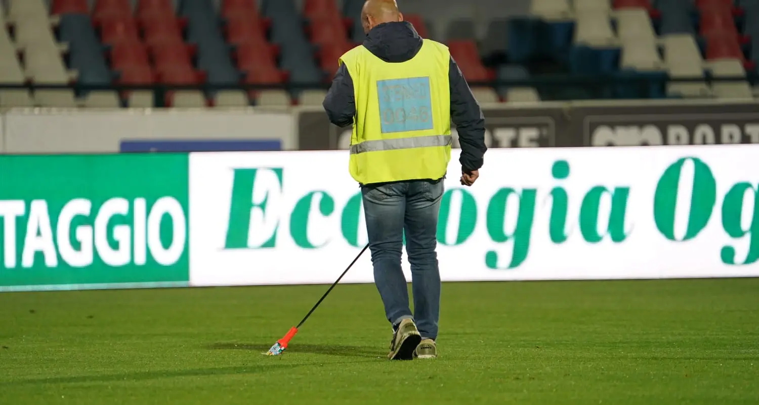 Cosenza-Cesena sospesa dopo neanche un minuto di gioco per lancio di fumogeni in campo\n