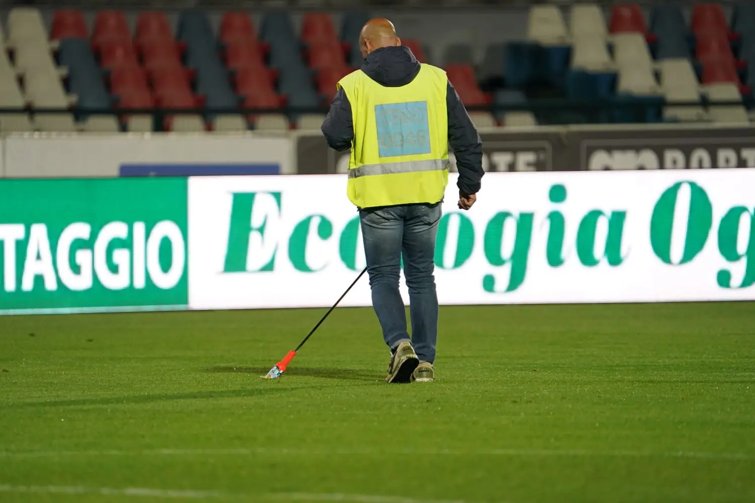 Cosenza-Cesena sospesa dopo neanche un minuto di gioco per lancio di fumogeni in campo\n